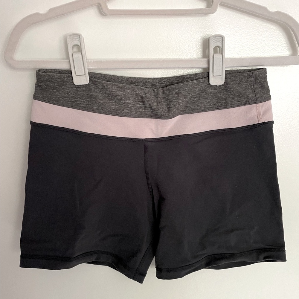 Lululemon Wunder under shorts, size 6, in grey/pink